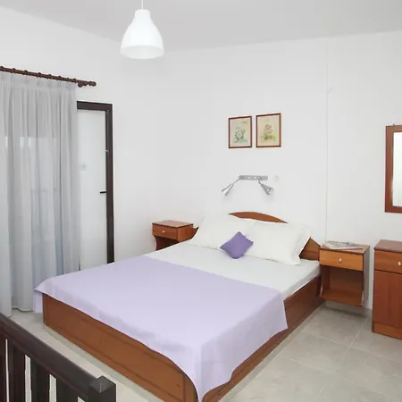 Alexandra Apartment *