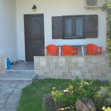 Alexandra Apartment *